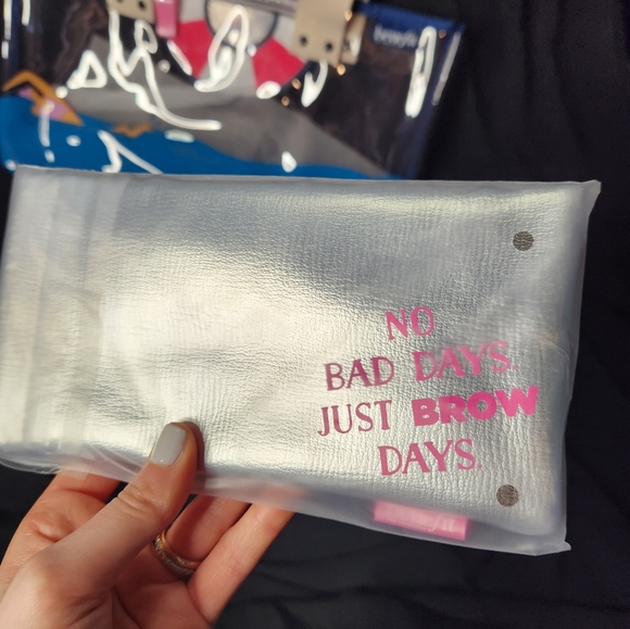 *NEW* Benefit Cosmetics 3 Piece Giftset - Picture 3 of 10